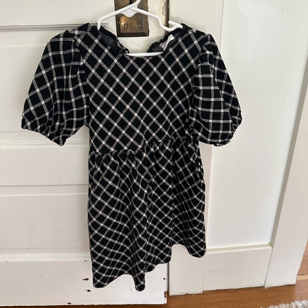 Zara girls back and white checkered dress, size 6